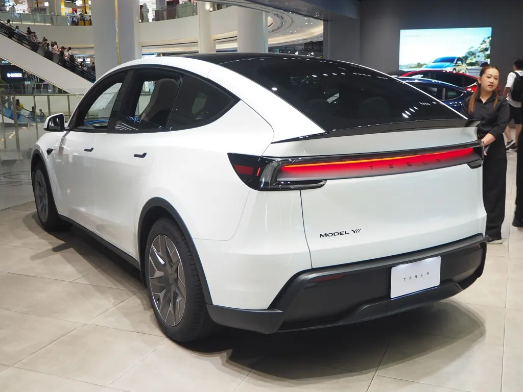 مؤخرة سيارة Tesla Model Y L البيضاء