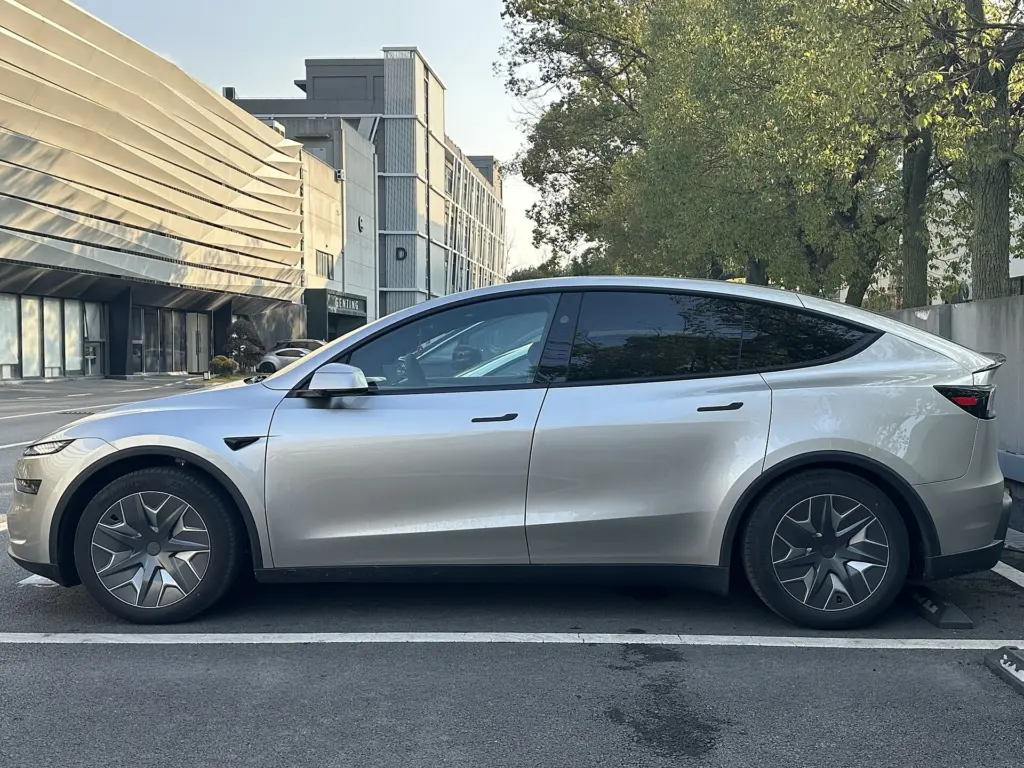 جانب سيارة Tesla Model Y L وقاعدة العجلات الأطول