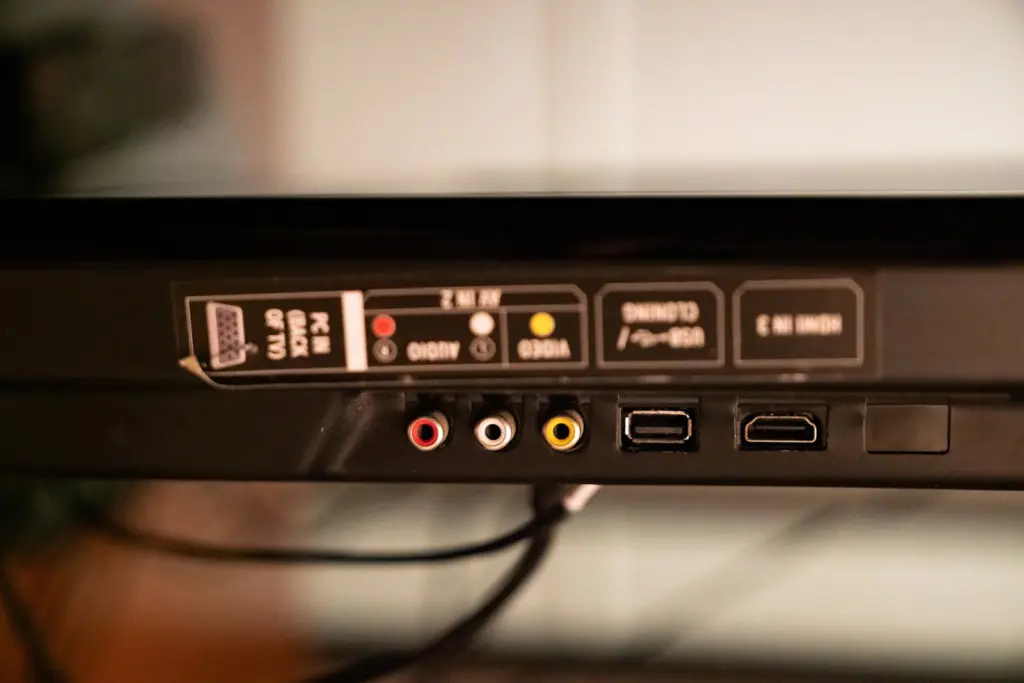 منافذ في خلف تلفزيون: AV وUSB وHDMI