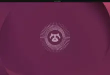 سطح مكتب Ubuntu الافتراضي بخلفية الشعار الجديد