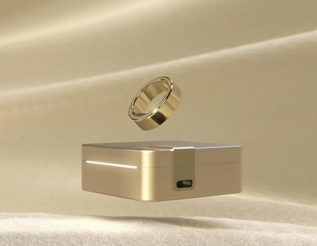 خاتم Ultrahuman Ring Pro فوق علبة الشحن الذهبية
