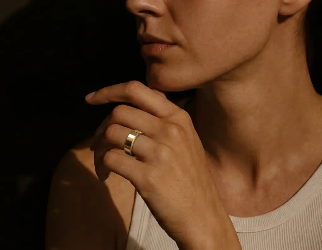 يد امرأة يظهر في إصبعها خاتم Ultrahuman Ring Pro