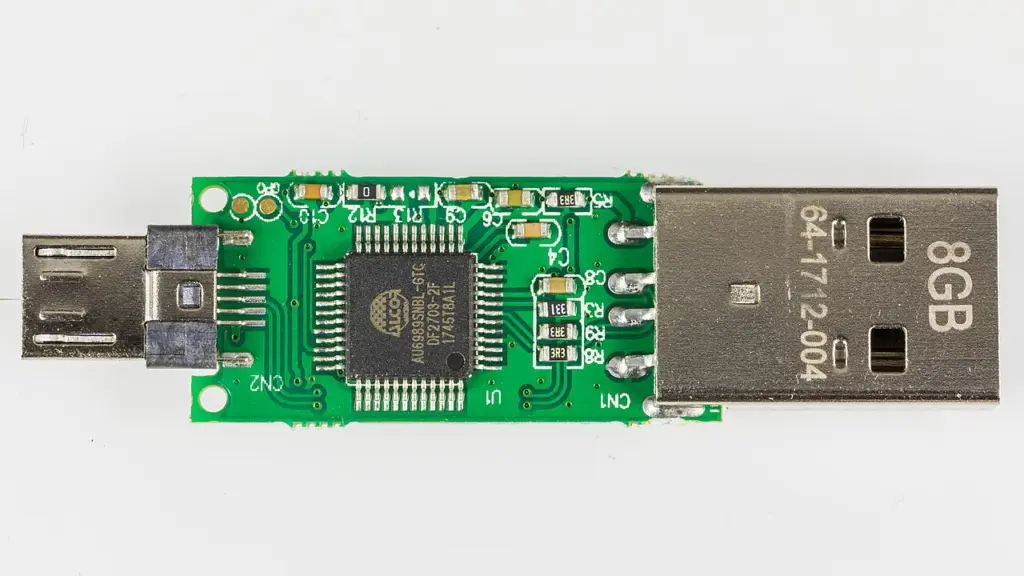فلاش USB بسعة 8 غيغابايت مكشوف الدائرة