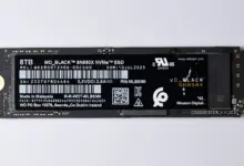وحدة تخزين WD_BLACK SN850X من نوع NVMe على سطح أبيض
