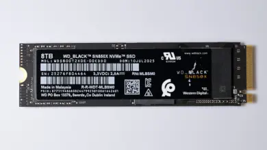 وحدة تخزين WD_BLACK SN850X من نوع NVMe على سطح أبيض