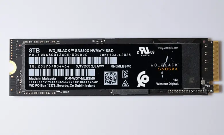 وحدة تخزين WD_BLACK SN850X من نوع NVMe على سطح أبيض