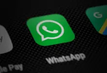 أيقونة تطبيق واتساب على شاشة هاتف ذكي