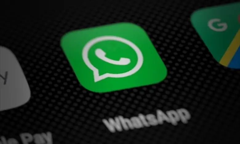 أيقونة تطبيق واتساب على شاشة هاتف ذكي