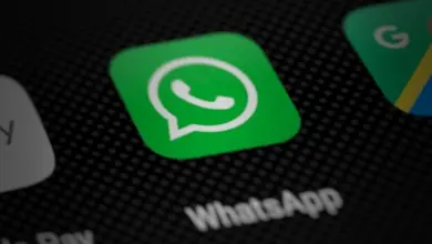 أيقونة تطبيق واتساب على شاشة جوال