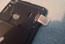 شريحة SIM تُدخل في جوال Wiko Lenny 4 بغطاء خلفي مفتوح
