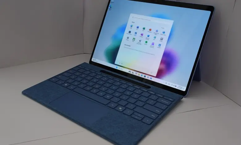 لابتوب Surface يعمل بنظام ويندوز 11 على شاشة البدء