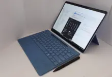 جهاز Surface بلوحة مفاتيح وقلم وعلى شاشته ويندوز 11
