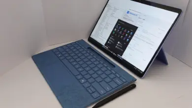 جهاز Surface بلوحة مفاتيح وقلم وعلى شاشته ويندوز 11