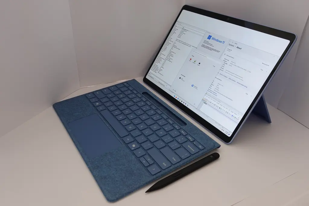 نافذة الإعدادات في ويندوز 11 على جهاز Surface