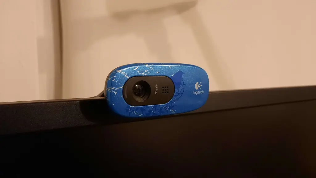 كاميرا ويب Logitech مثبتة فوق شاشة