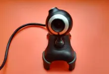 كاميرا ويب USB سوداء على خلفية برتقالية