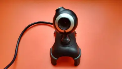 كاميرا ويب USB سوداء على خلفية برتقالية