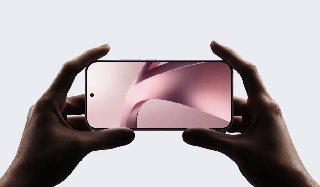هاتف Xiaomi 17T في اليدين بوضع أفقي