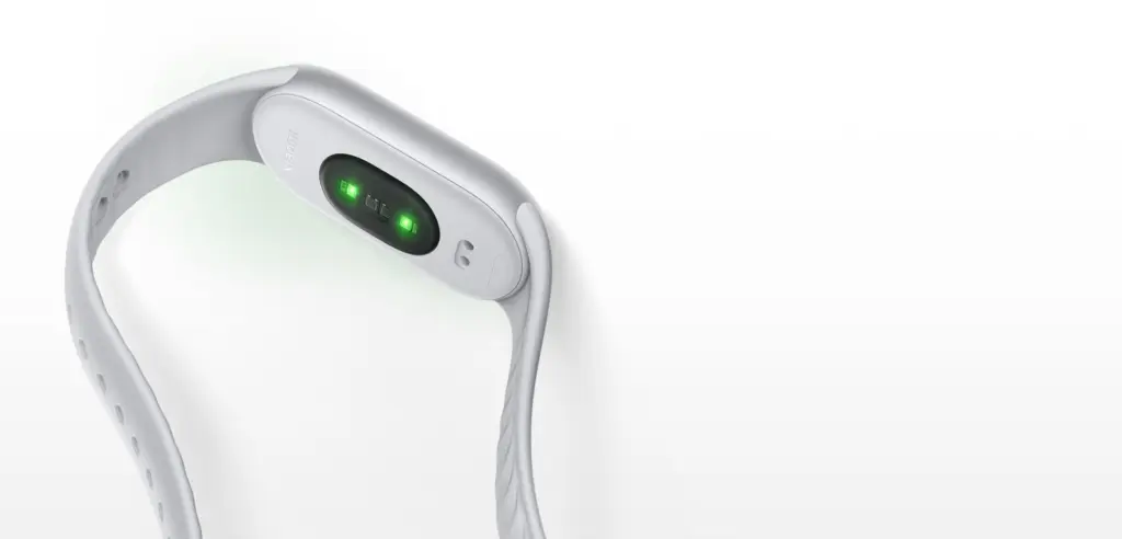 الوجه الخلفي من Smart Band 11 يظهر فيه مستشعر النبض بإضاءة خضراء