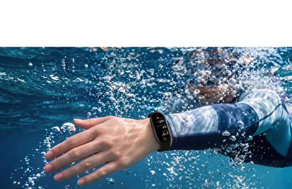 معصم سبّاح يرتدي سوار Xiaomi Smart Band 11 تحت الماء