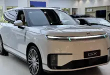 سيارة XPENG GX بيضاء من الأمام، SUV كبيرة بنظام الكهرباء الممتدة