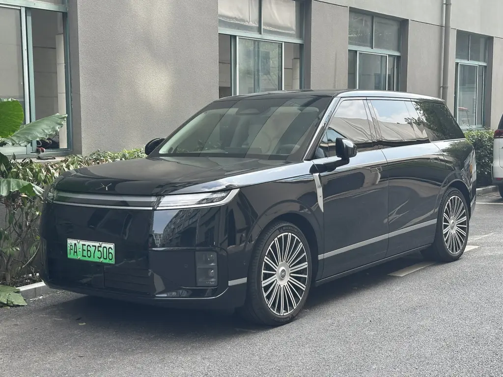 سيارة XPENG GX سوداء من الأمام، SUV كبيرة بست مقاعد