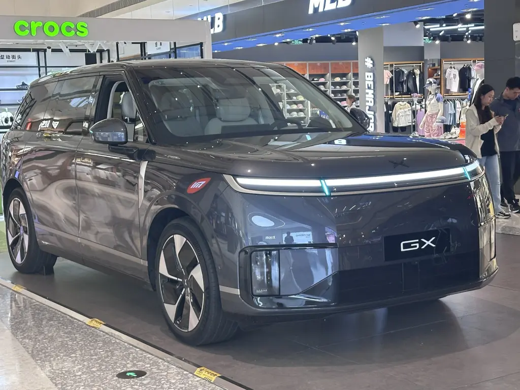 XPENG GX باللون الرمادي من الأمام مع شريط الإضاءة الأمامي