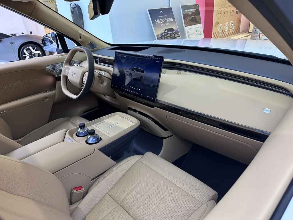 مقصورة XPENG GX الداخلية بشاشة وسطية كبيرة ومقاعد فاتحة