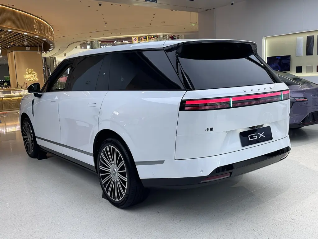 الجزء الخلفي لسيارة XPENG GX البيضاء مع شريط الإضاءة الأحمر