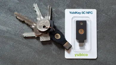 مفتاح الأمان YubiKey 5C NFC بجانب مفاتيح